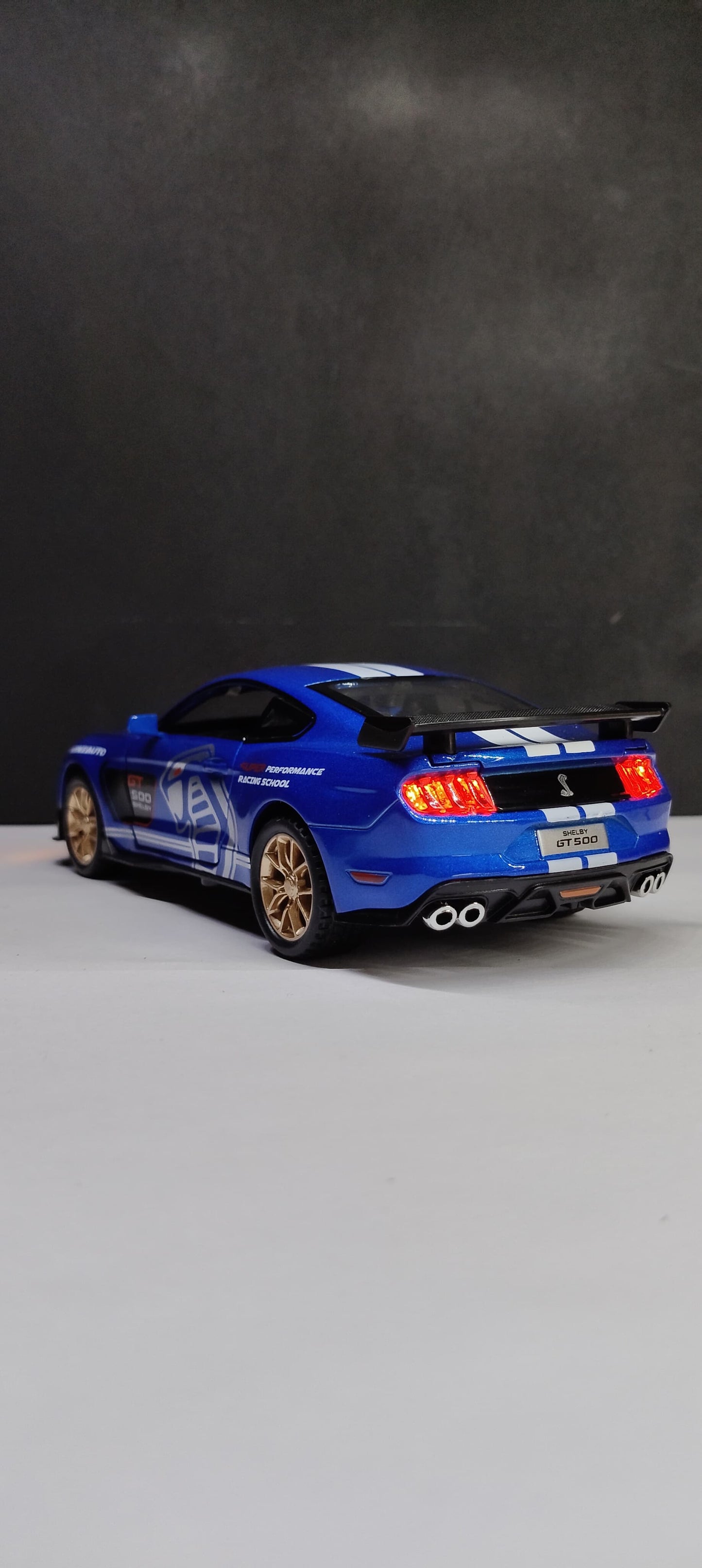 Mustang Shelby GT500 – 1:32 Blue Die-Cast Model with Lights, Pullback Action & Openable Doors