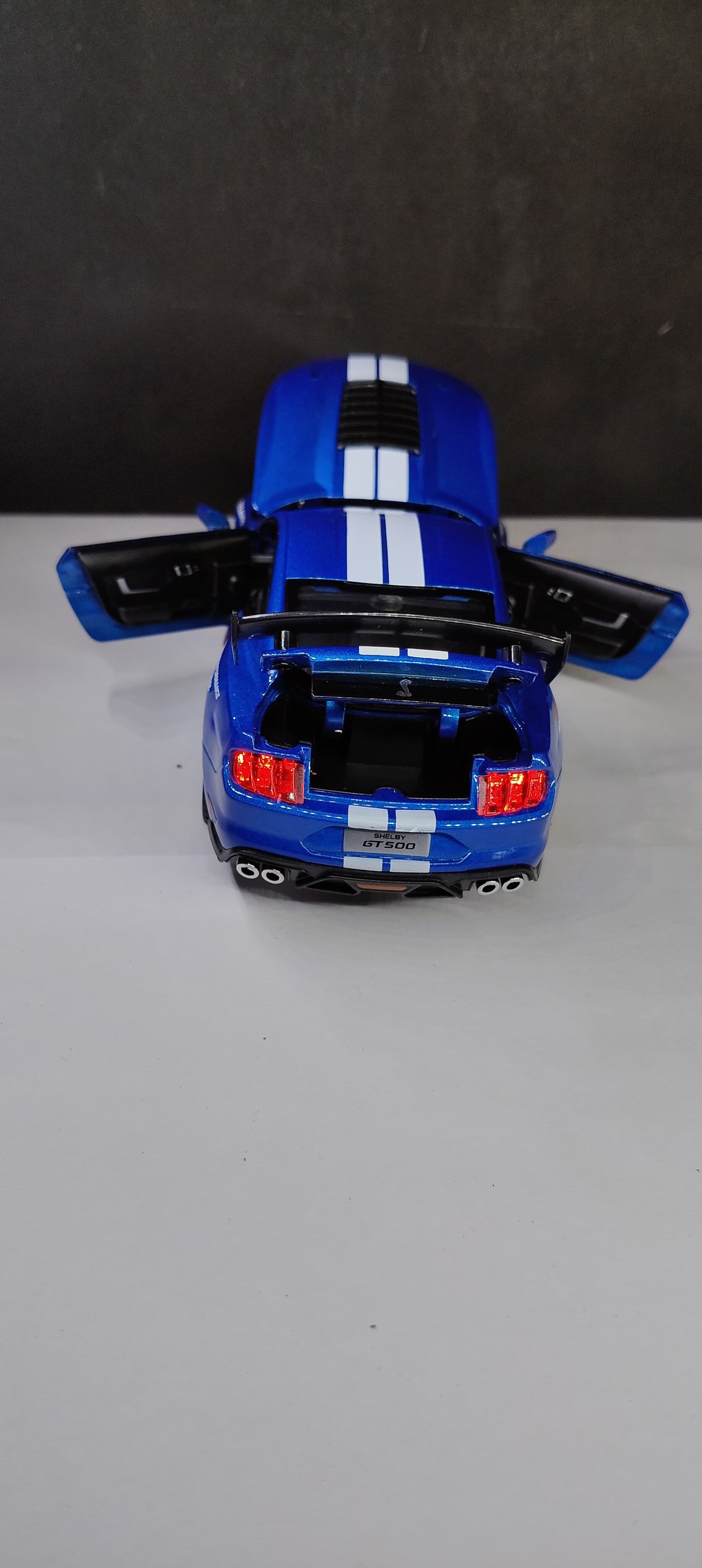 Mustang Shelby GT500 – 1:32 Blue Die-Cast Model with Lights, Pullback Action & Openable Doors