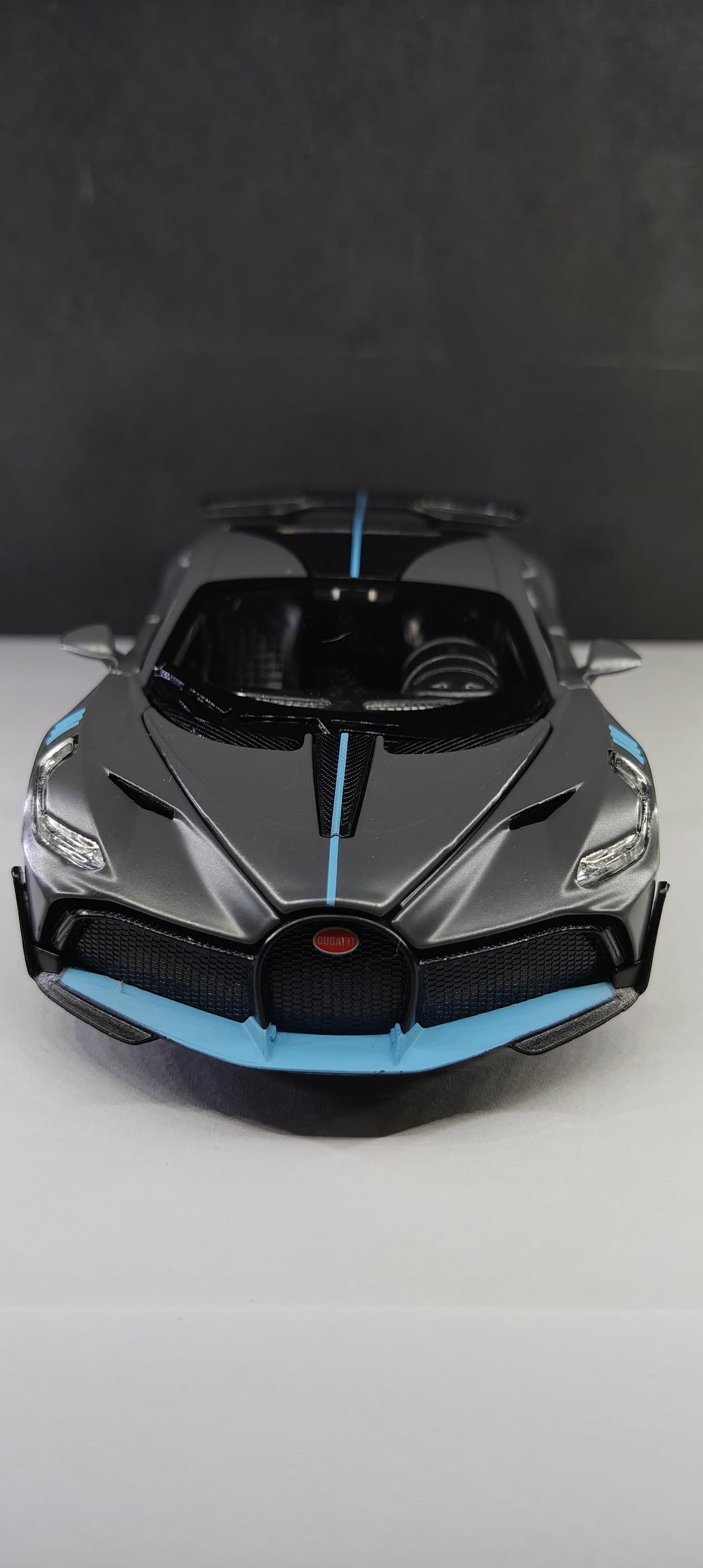 Bugatti Divo – 1:32 Die-Cast Model with Lights, Pullback Action & Openable Doors