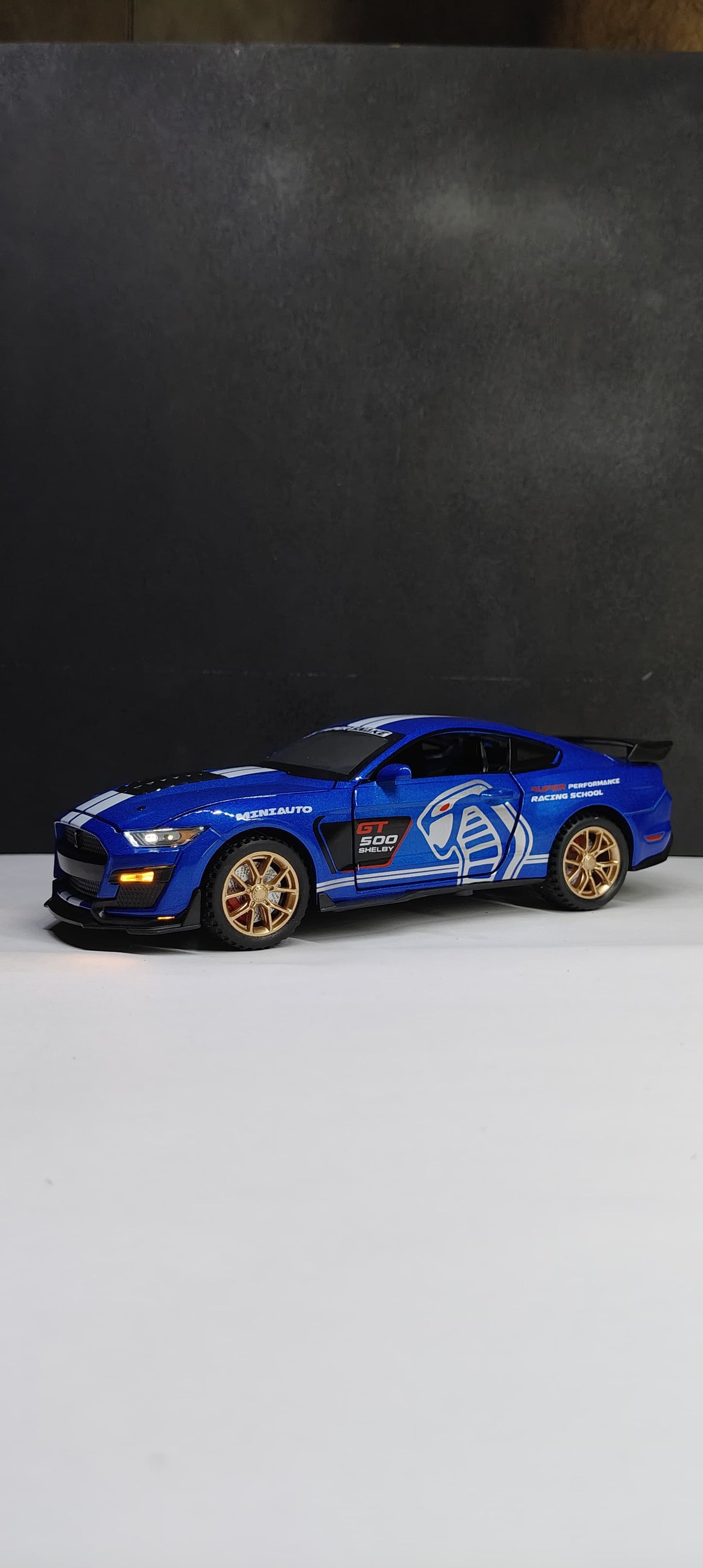 Mustang Shelby GT500 – 1:32 Blue Die-Cast Model with Lights, Pullback Action & Openable Doors