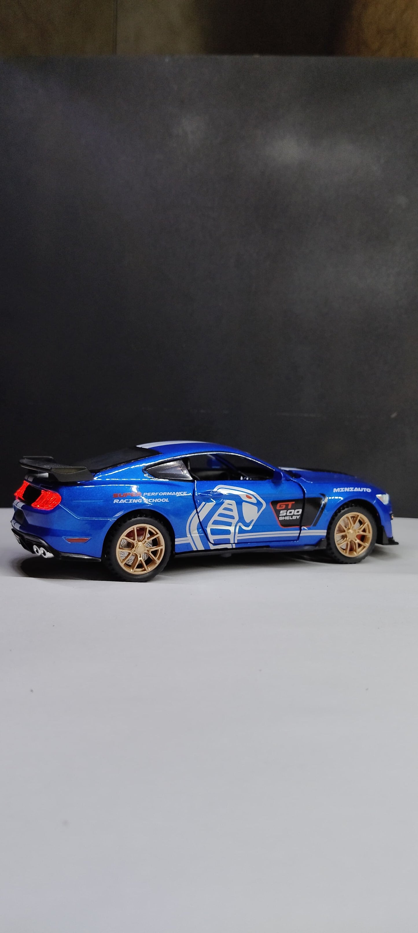 Mustang Shelby GT500 – 1:32 Blue Die-Cast Model with Lights, Pullback Action & Openable Doors