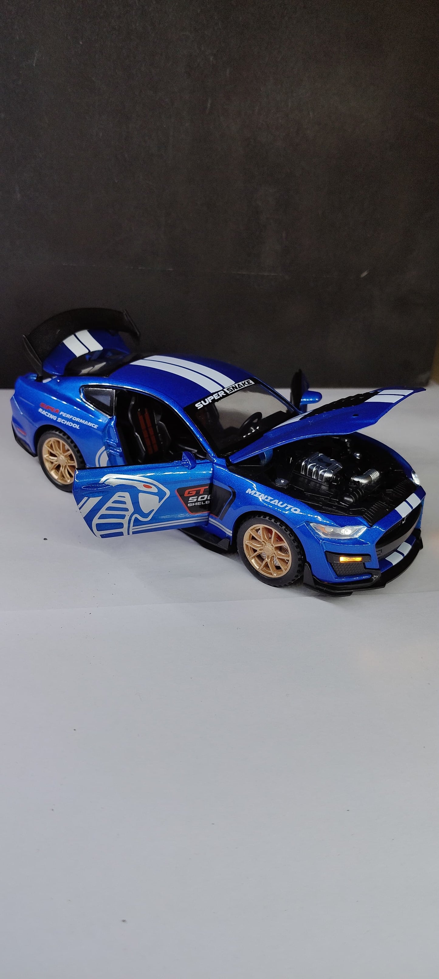 Mustang Shelby GT500 – 1:32 Blue Die-Cast Model with Lights, Pullback Action & Openable Doors